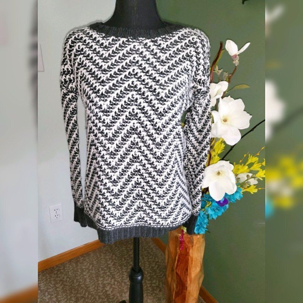 Aeropostale small black white threaded Sweater
